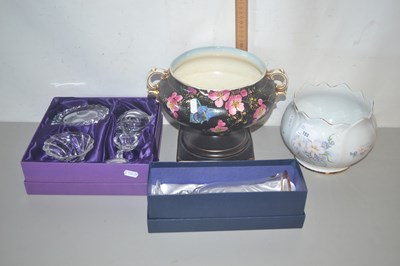 Lot 153 - Two ceramic bowls and boxed glass ware set