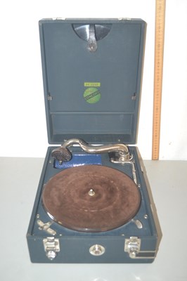 Lot 186 - A vintage deluxe Concord gramophone player in box