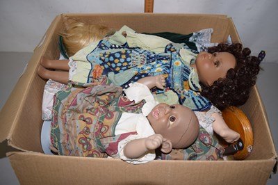 Lot 526 - Box containing a quantity of dolls