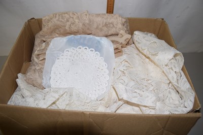 Lot 527 - Box containing a quantity of linens