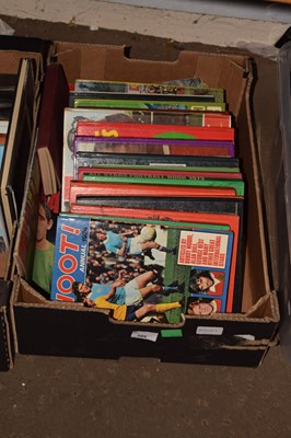 Lot 595 - Box of various vintage annuals