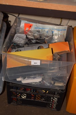 Lot 601 - Box of various 00 gauge rolling stock and...