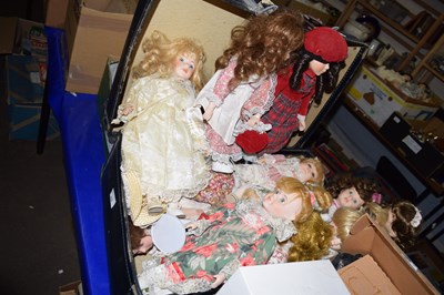 Lot 620 - A suitcase of various collectors dolls