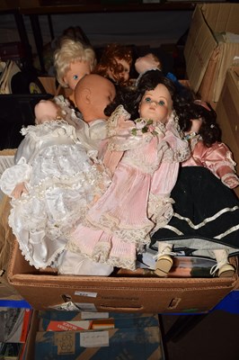 Lot 622 - A box of various collectors dolls