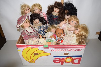 Lot 642 - Box of collectors dolls