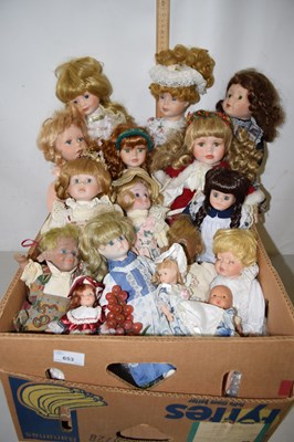 Lot 653 - Box of various porcelain collectors dolls