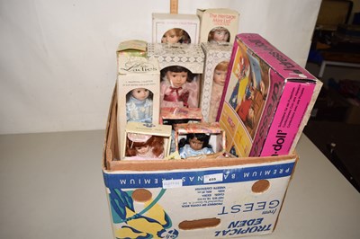 Lot 655 - Box of various boxed collectors dolls