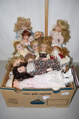 Lot 658 - Box of various collectors dolls