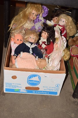 Lot 667 - Box of various collectors dolls