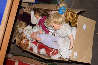 Lot 686 - Box of various toy dolls