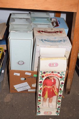 Lot 688 - A box of boxed collectors dolls