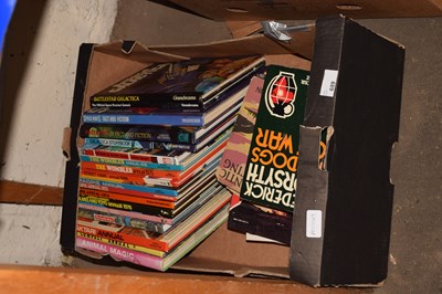 Lot 689 - Box of various vintage annuals and other novels