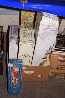 Lot 690 - Box of various boxed collectors dolls