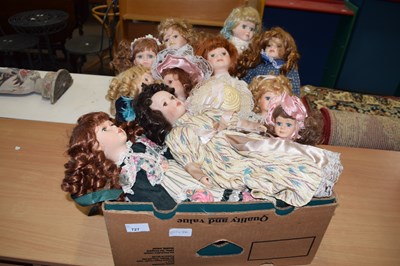Lot 727 - Box of various collectors dolls