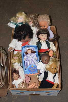 Lot 732 - Box of various vintage dolls