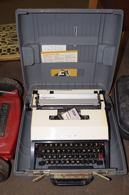 Lot 750 - An Underwood 450 typewriter in case