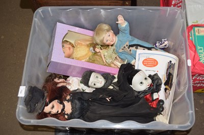 Lot 794 - Box of various modern collectors dolls