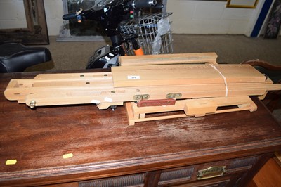 Lot 275 - Artists easel