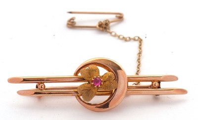 Lot 149A - A 15ct bar brooch, set with textured clover...