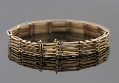 Lot 307 - A 15ct gate bracelet, 8mm deep, with...