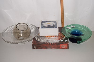 Lot 3 - Mixed Lot: Glass bowls and other assorted items