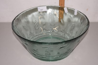 Lot 187 - Glass fruit bowl decorated with shells and...