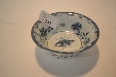 Lot 341 - A Lowestoft porcelain patty pan with painted...