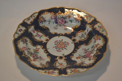 Lot 370 - An 18th Century Worcester porcelain plate, the...