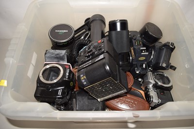 Lot 500 - A box of assorted cameras and equipment to...