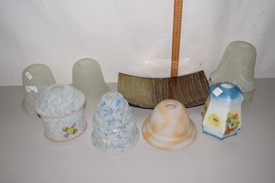 Lot 522 - Quantity of glass shades