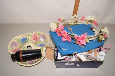 Lot 559 - Mixed lot of needlework accessories