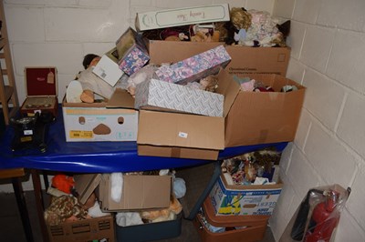 Lot 569 - A large quantity of assorted collectors dolls