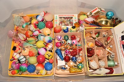 Lot 118 - Box of vintage Christmas decorations