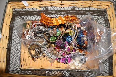 Lot 124 - Box of assorted costume jewellery