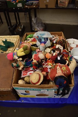 Lot 592 - Box of assorted dolls