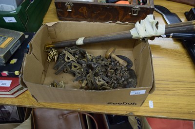 Lot 682 - BOX OF VARIOUS BRASS HINGES, ROD CLIPS ETC