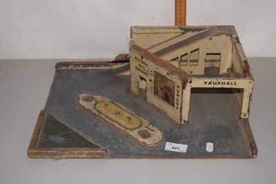 Lot 621 - Vintage toy garage