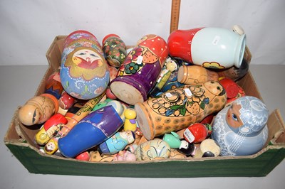 Lot 633 - Box of assorted Russian style dolls