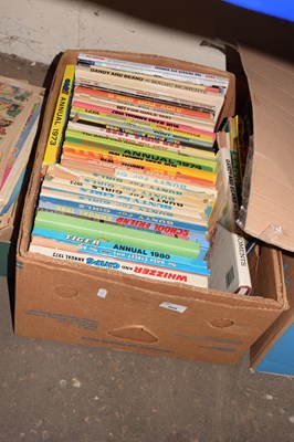 Lot 669 - Box of assorted children's annuals