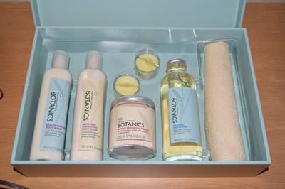 Lot 722 - An unused Boots Botanics gift set