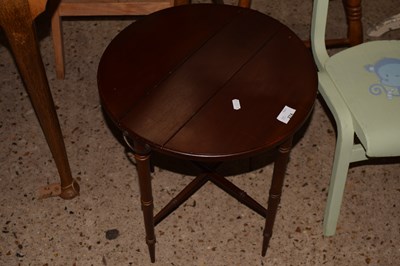 Lot 274 - A small circular drop leaf table