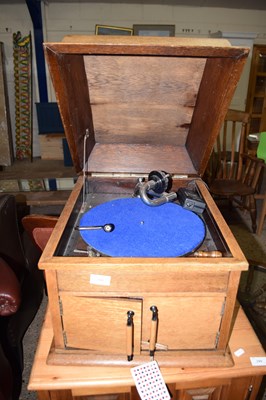 Lot 298 - An oak cased gramophone