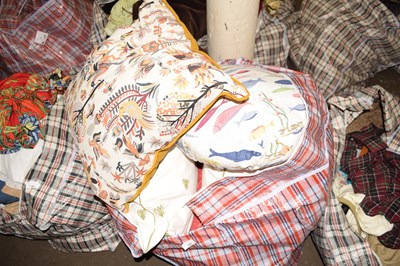 Lot 799 - Bag of assorted cushions