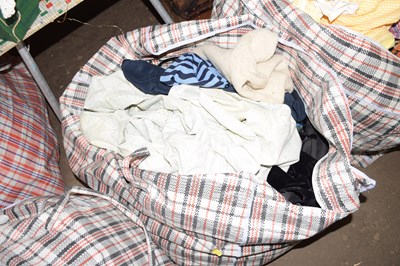 Lot 824 - Bag of assorted clothing