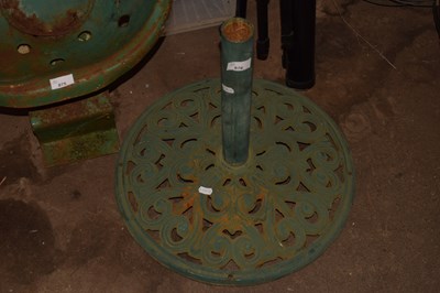 Lot 876 - Metal cast parasol stand