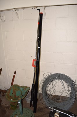 Lot 877 - Projector screen