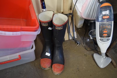 Lot 725 - PAIR OF CENTURY STEEL TOE CAPPED BOOTS