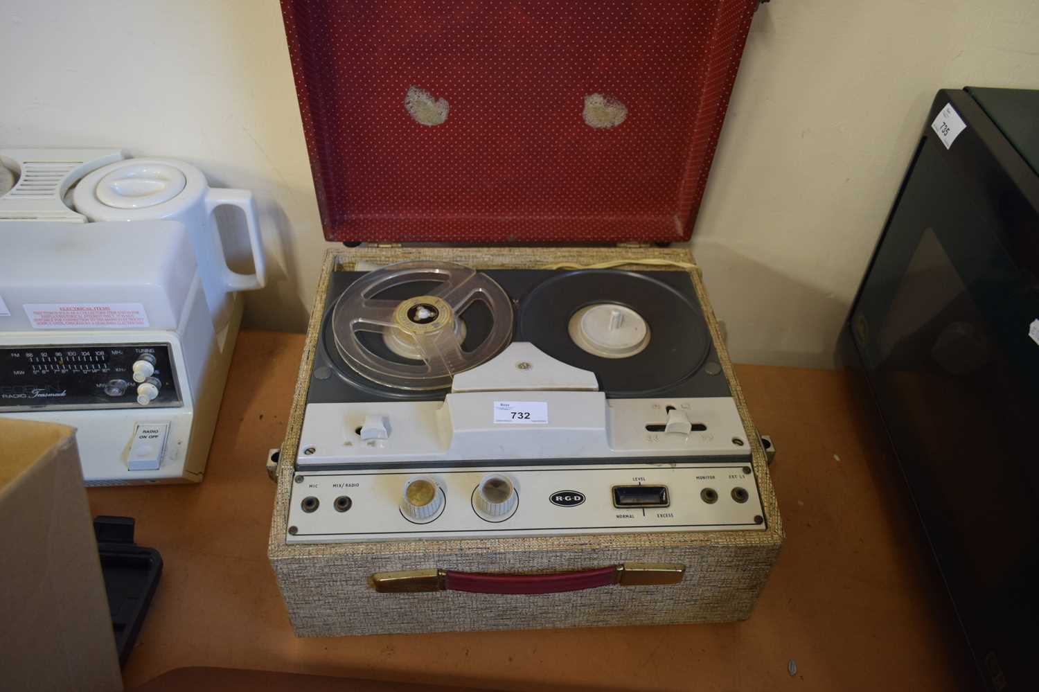 Lot 732 - RGD REEL TO REEL TAPE PLAYER