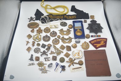 Lot 27 - Assorted military buttons and cat badges...