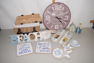 Lot 8 - Mixed Lot: Small wicker basket, various modern...